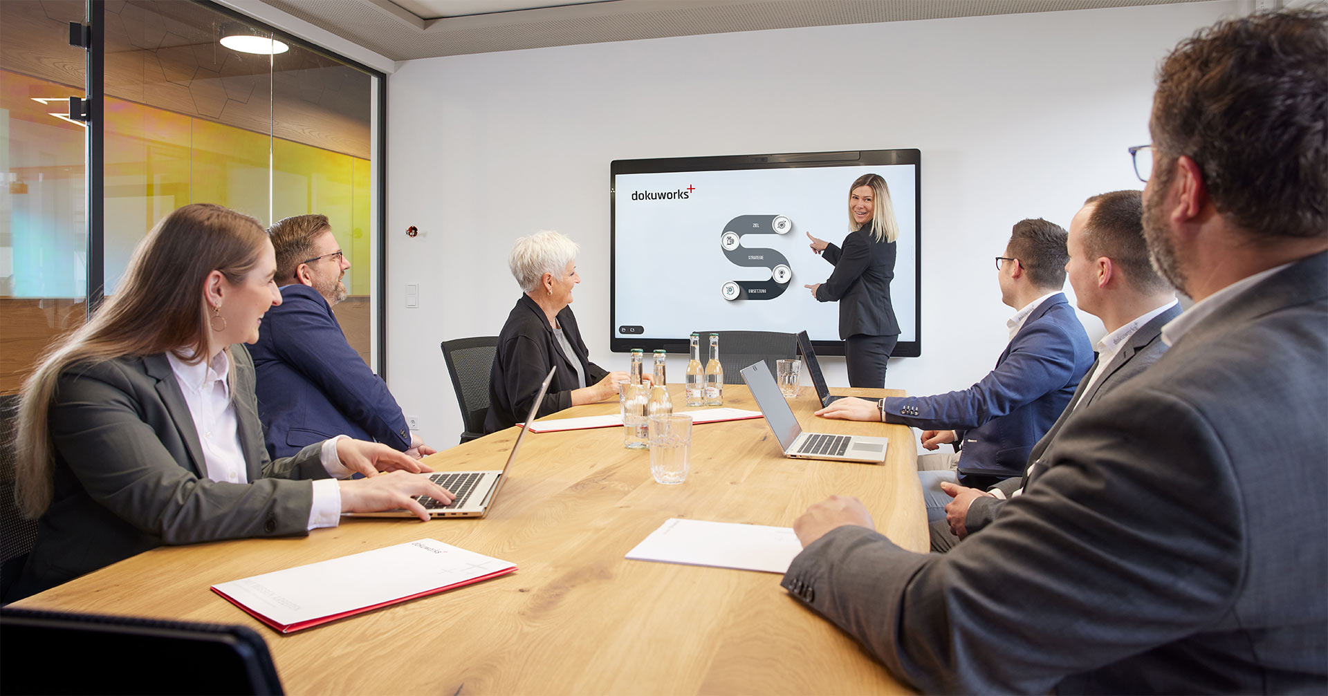 Besprechung im Konferenzraum über Notfallmanagement